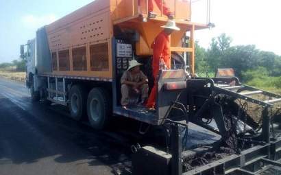 Use of modified slow-cracking and fast-setting emulsified asphalt for micro-surfacing construction